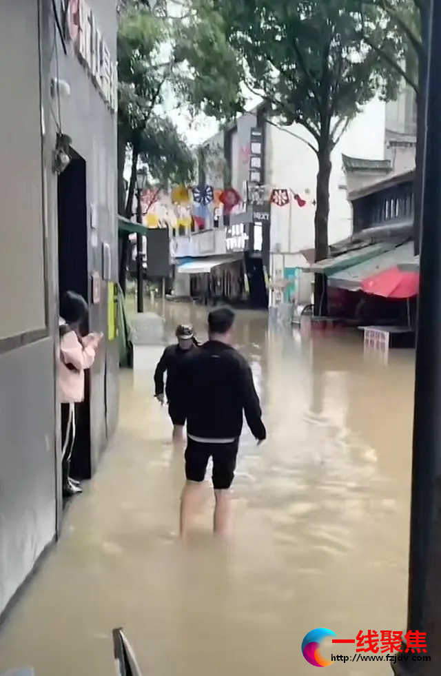 宁波海水倒灌街边商户发声一两分钟水就涨起