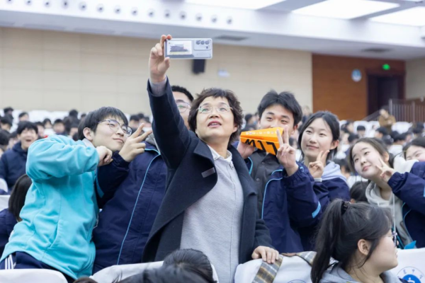 <b>渭南市瑞泉中学举行2025届高考倒计时100天冲刺誓师大会</b>