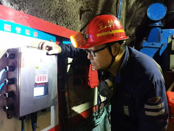 <b>陕煤蒲白建新煤化自主研发顺层钻孔施工二级防喷孔装置投用</b>