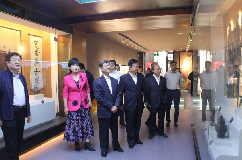 枣庄市文艺评论家走进“今缘春”工业基地采风
