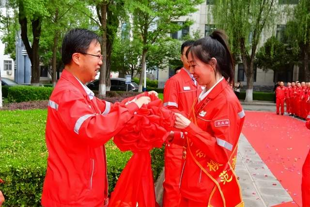 <strong>致敬！采油一厂欢迎全国劳动模范程艳红载誉</strong>