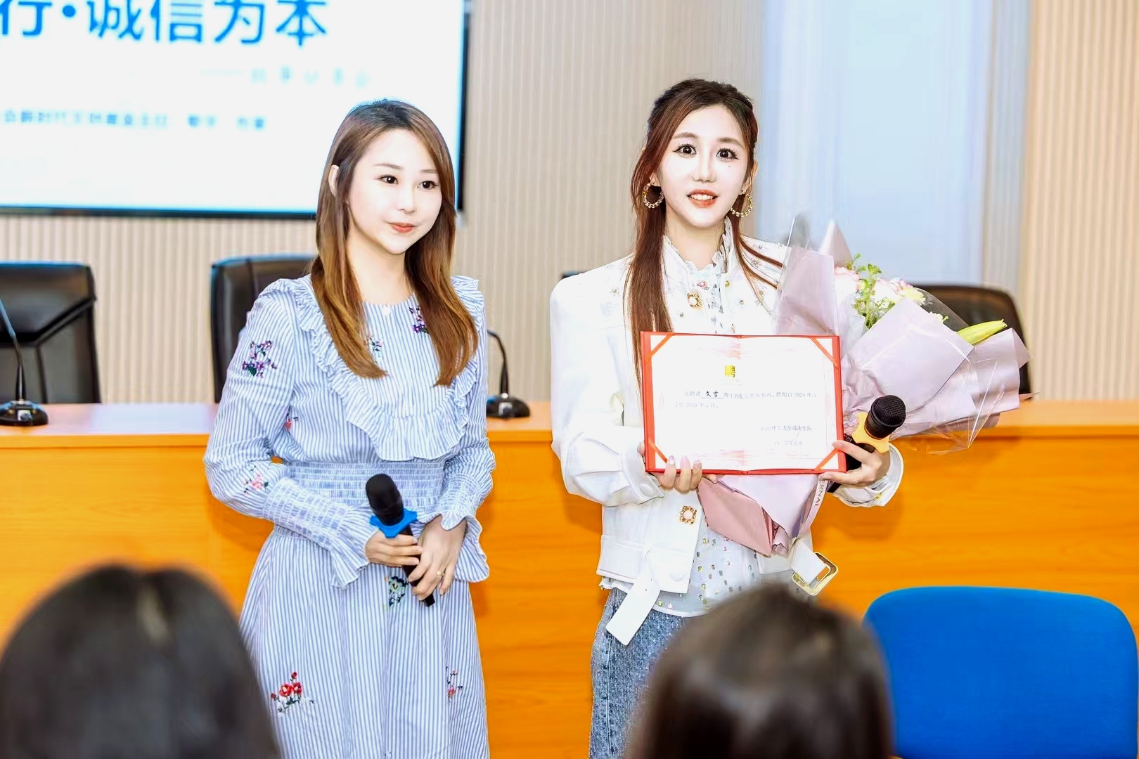 <strong>青年作家文吉儿受聘长沙理工大学城南学院客</strong>