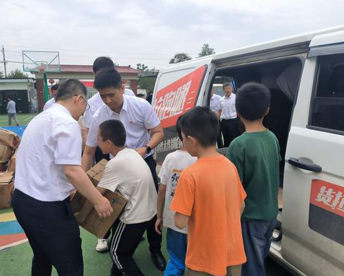 爱心汇聚成虹桥 情暖童心筑未来|兴平市牵手希望小学“六一”慈善捐赠活动纪