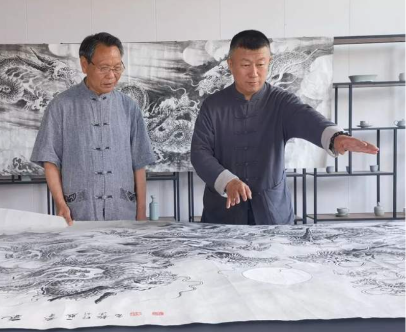 凤城艺术家刘贵永青花瓷作品《龙腾