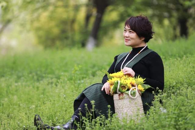 樱瓣瓦檐：黄华散文里的温澜恒光