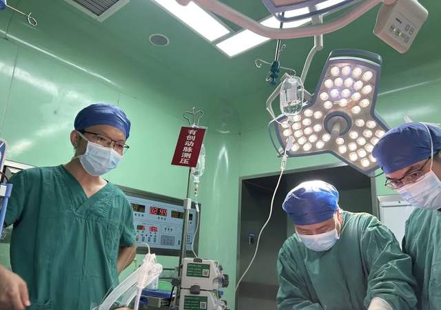 一医·医者红|无影灯下的护航：47场手术背后的团圆守护