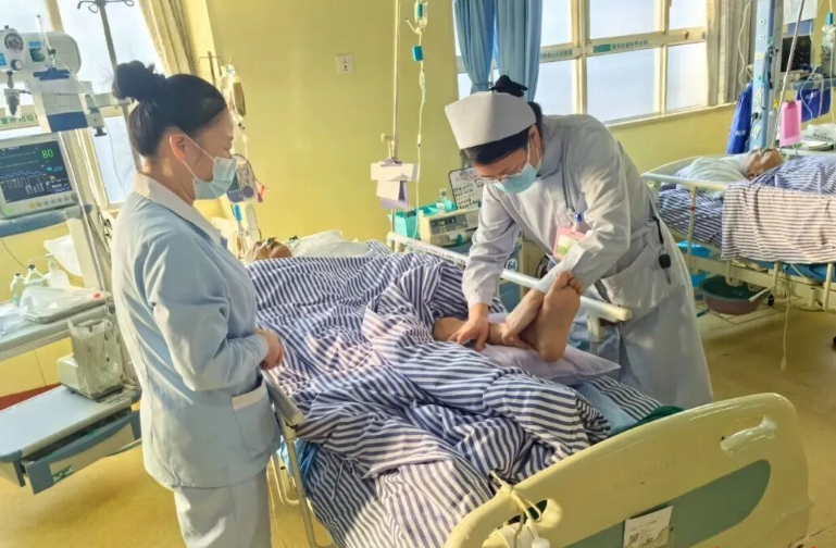 湘潭市中心医院57名医疗护理员结业 “免陪照护”再添新力