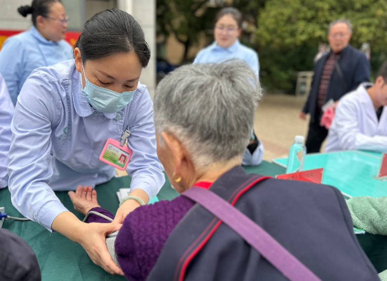 湘潭市中心医院:情暖重阳 守护健康