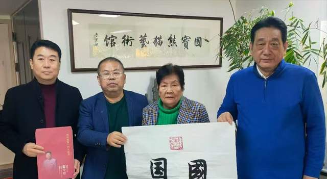 中国孔子学院院长张玉臣女士颁发聘任证书