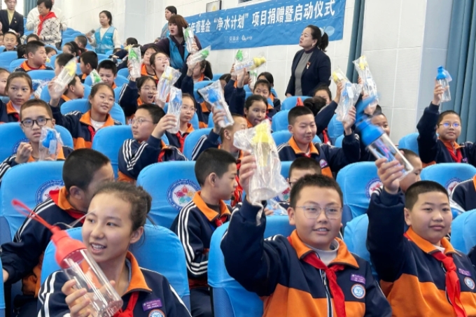 <strong>“壹基金”净水计划在石河子启动</strong>