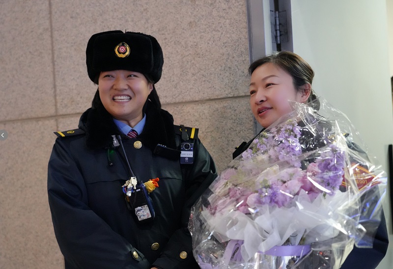 新春走基层丨除夕夜里的温暖交接