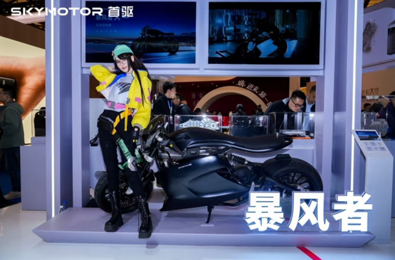 天津展放大招！首驱科技 T5 与暴风者 X 二代：用 AI 与极限性能重新发明电摩