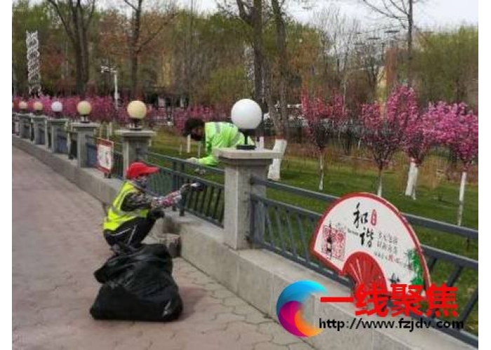 护栏刷漆 提升广场“颜值”
