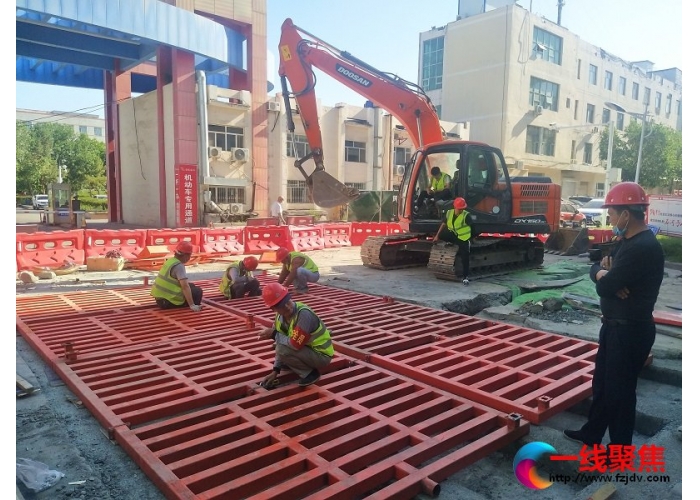 <b>东城街道40社区扎实做好施工中的洒水及防尘网覆盖工作</b>