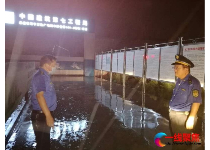 冒雨夜检  提升市容环境