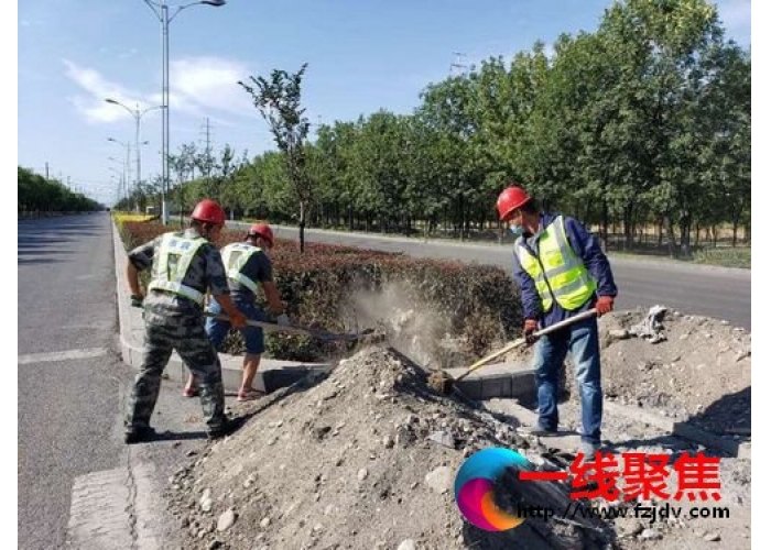维修人员烈日下抢修路灯