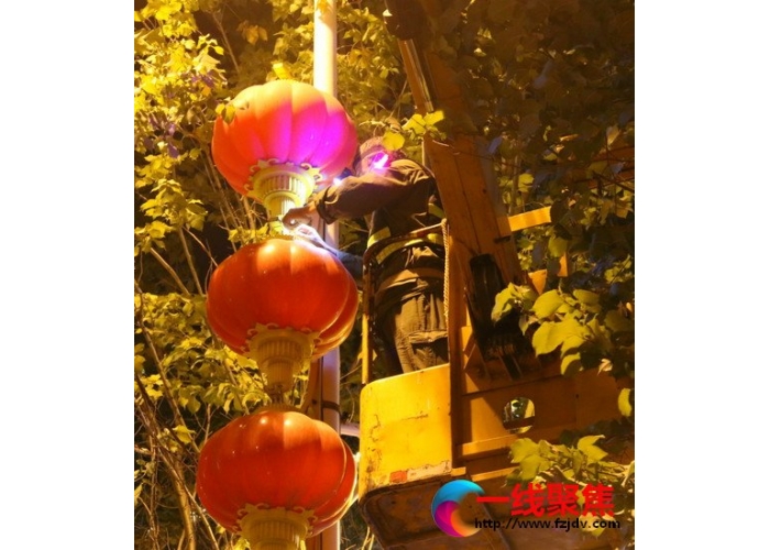  石河子市政设施维护开启“夜间模式” 创城路上你我共同努力
