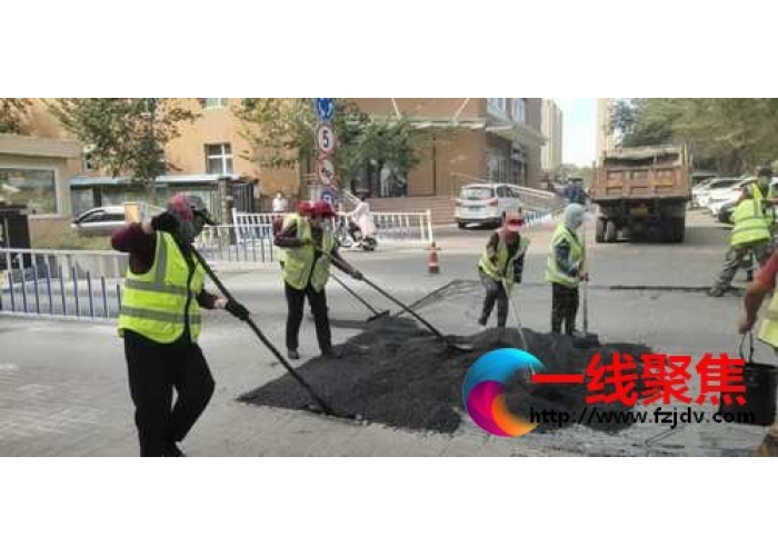 <b>“路见不平”修路忙</b>