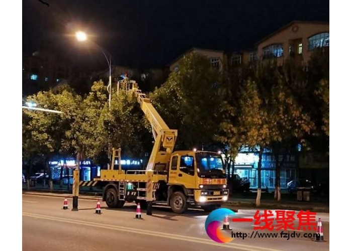 路灯映初心 照亮回家路