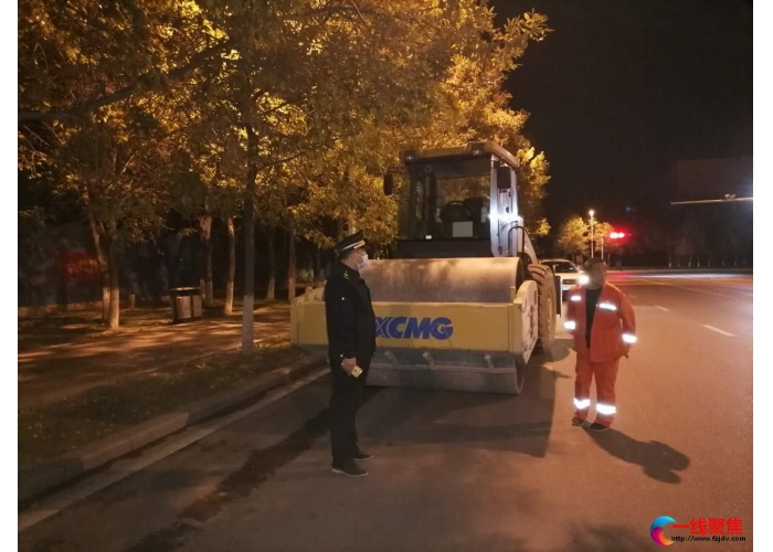 钢轮压路机违法上路  监察人员依法处理
