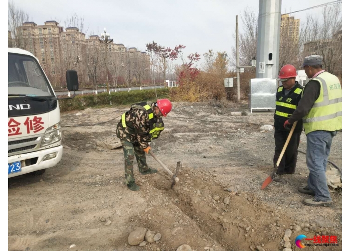 维修路灯温暖民心  照亮回家路