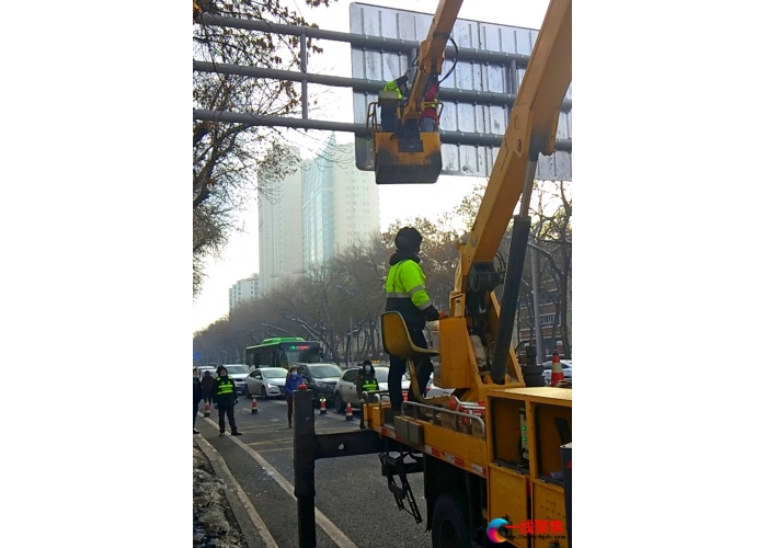 路名牌被损  市政人及时修复
