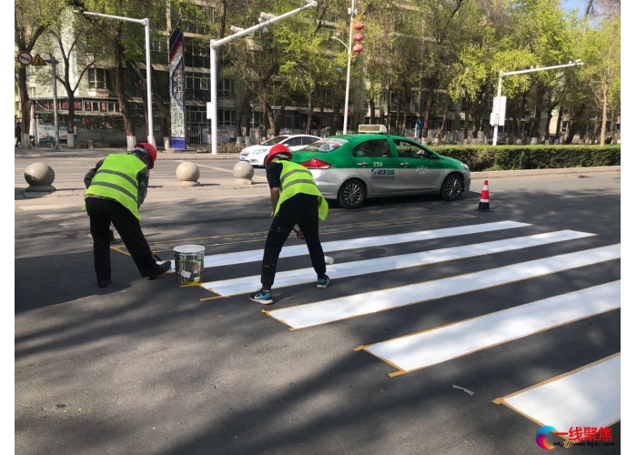 路口划上斑马线 出行安全有保障