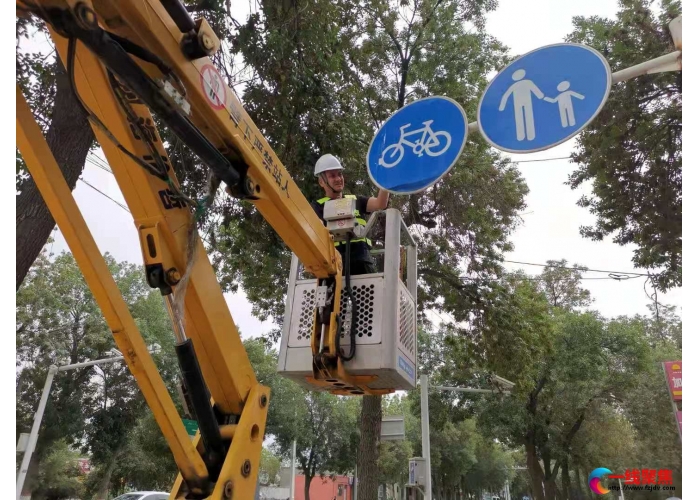 大风刮翻交通指示牌   市政工人紧急维护