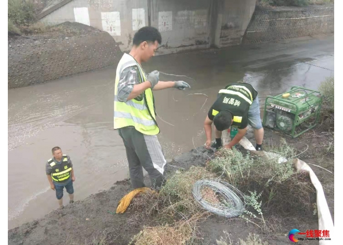 暴雨致使桥洞下积水严重   市政工人紧急排水 