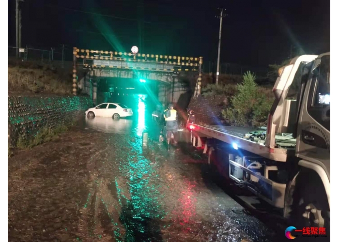 强降雨铁路桥下积水困车 多方联动连夜排水紧急救援