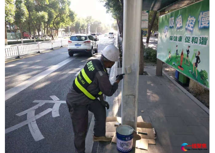 旧灯杆上刷新漆   城区路灯“换新装”