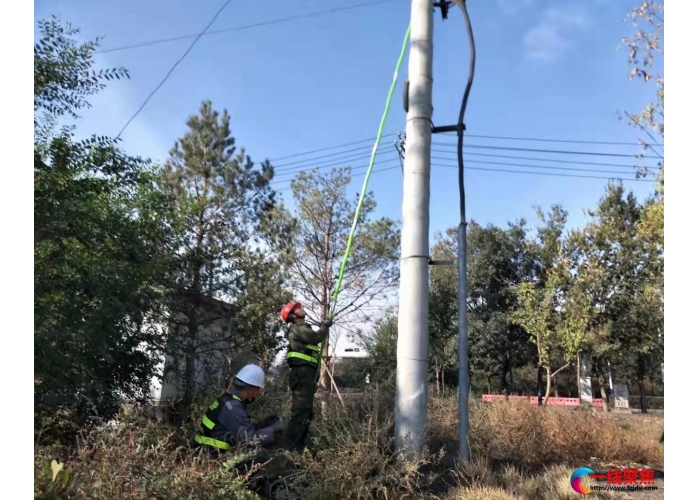 路灯箱变出现故障  市政工人紧急抢修