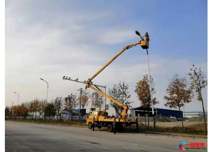 及时修复路灯故障  照亮市民安全回家路