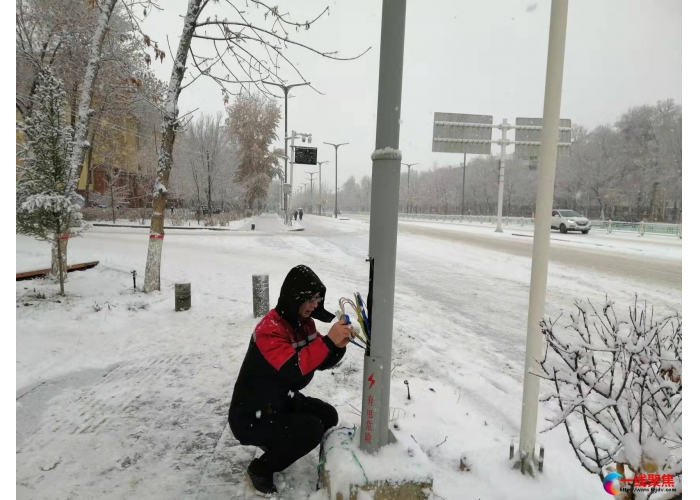 风雪天气坚守岗位  市政工人全力检修路灯保安全