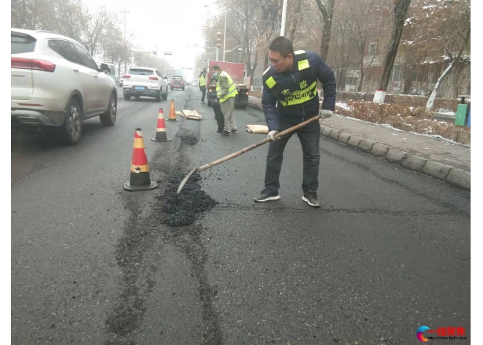 采用新工艺冷补料 修补冬季道路病害