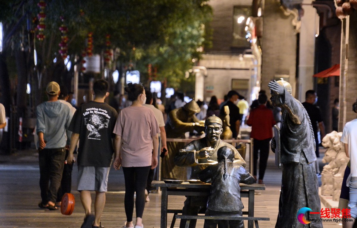 市民夜游前门商业街（7月6日摄）。
