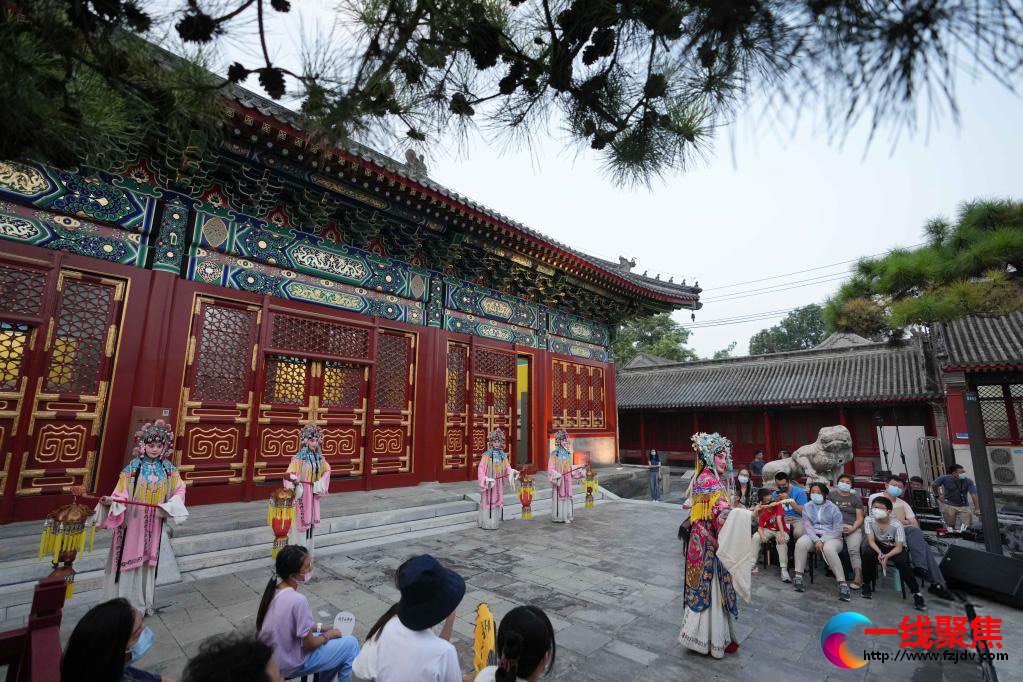 7月30日，市民游客在欣赏国家京剧院演员表演京剧《贵妃醉酒》。
