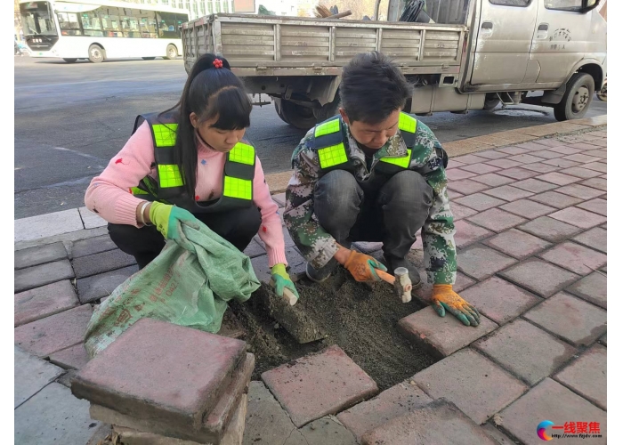 小处着手修补道路  市政工人变身“马路医生”