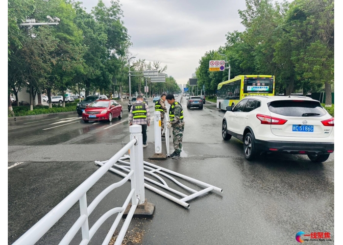 雨天路滑 车辆撞上防护栏