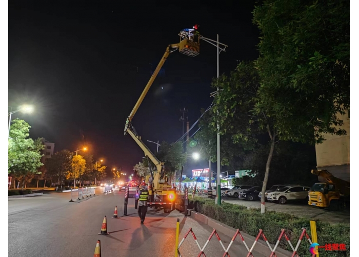 加强路灯夜间巡检 点亮城市“眼睛”