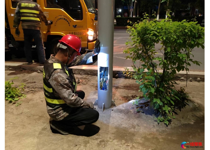 夜幕下的城市光明守护者