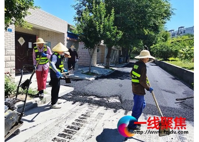 市政部门修复破损路面   小区居民纷纷“点赞”