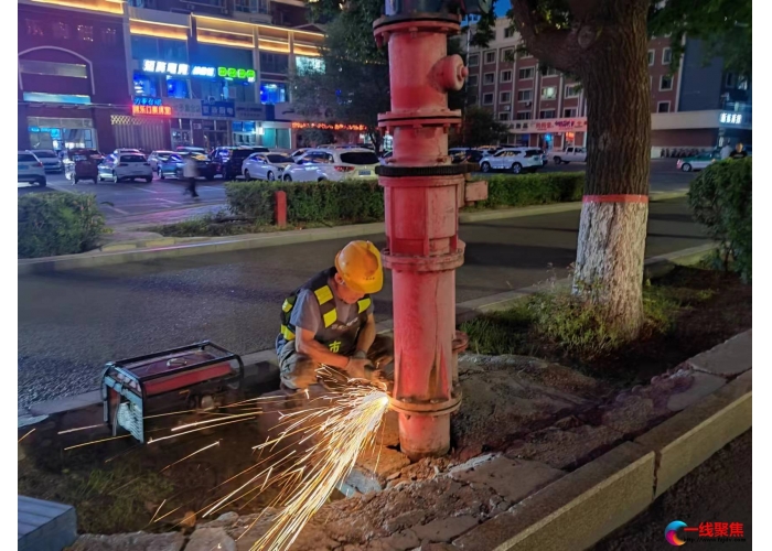 市政工人挑灯夜战  加班抢修消防水鹤