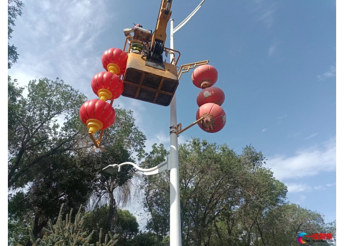 2400串红灯笼和中国结扮靓街头 景观装饰路灯陆续更新中