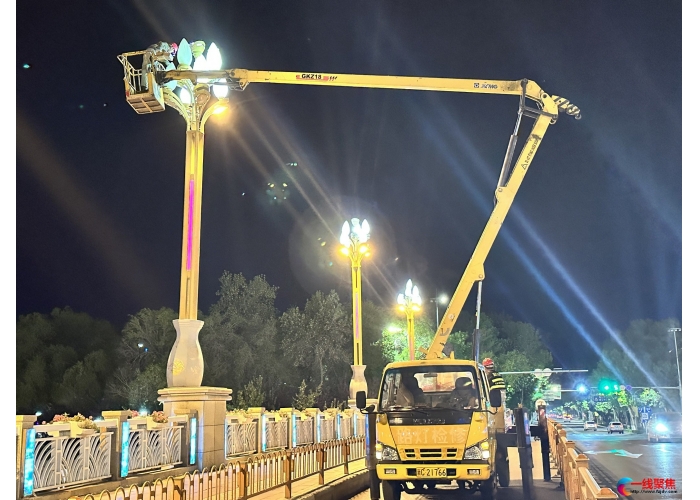 夜晚集中维护路灯  点“靓”城市美丽夜景