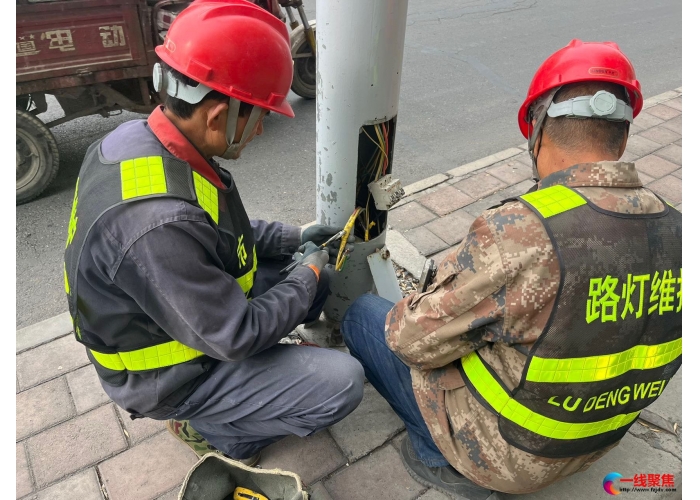 抢修校园周边路灯故障  市政部门护航学生上下学安全