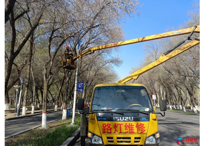 组织开展路灯巡检  保障市民安全出行