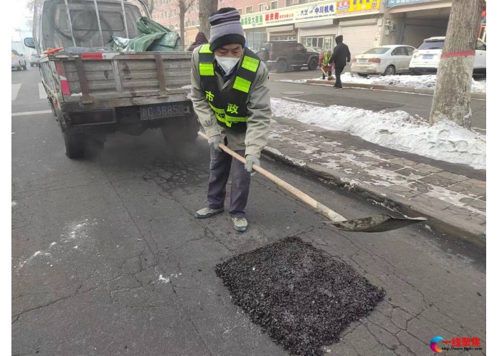 积极回应市民诉求  市政部门快速修补道路坑槽