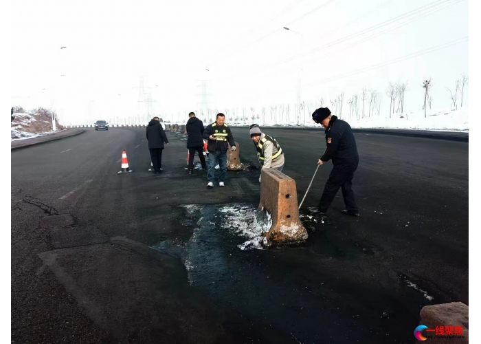 及时调整移位隔离墩  保障道路通行安全