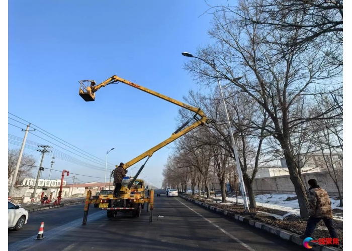 集中整治倾斜路灯  及时消除道路安全隐患